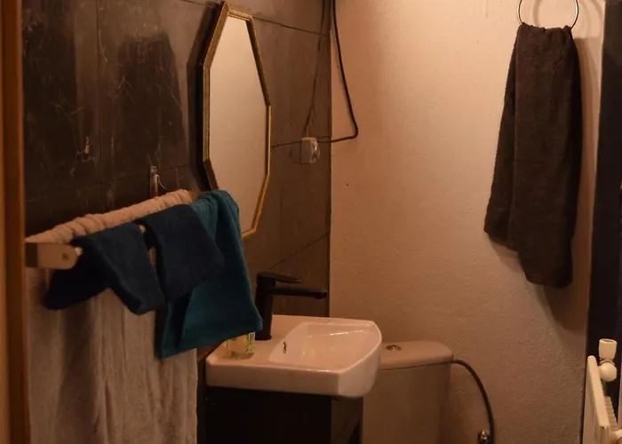 A La Campagne Proche Du Pensión Chenereilles